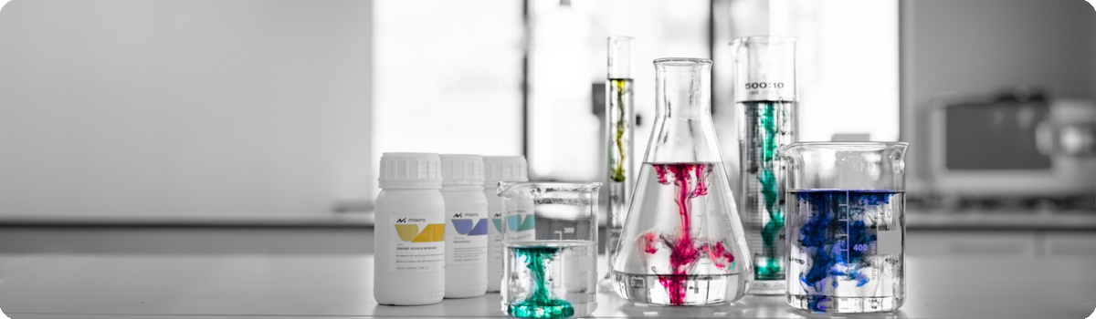 Mavro laboratorium met productflessen en laboratoriumglas met gekleurde vloeistoffen